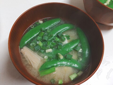 スナップエンドウと豆腐の味噌汁